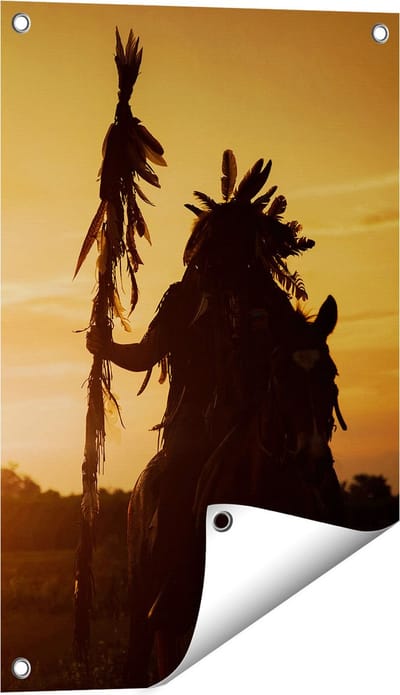 Gards Tuinposter Indiaan met een Speer bij Zonsondergang - 40x60 cm - Tuindoek - Tuindecoratie - Wanddecoratie buiten - Tuinschilderij