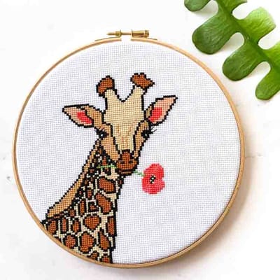 Studio Koekoek - Giraffe borduurpakket - modern kruissteek borduurpakket Giraf inclusief houten borduurring - gemaakt in Amsterdam