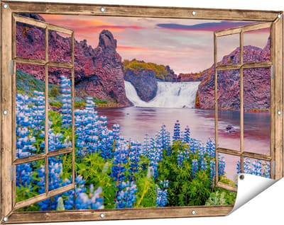Gards Tuinposter Doorkijk Waterval met Blauwe Lupine Bloemen - 120x80 cm - Tuindoek - Tuindecoratie - Wanddecoratie buiten - Tuinschilderij