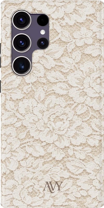 AVY Hoesje geschikt voor Samsung Galaxy S24 Ultra | Vintage Lace | Kant | Beige | Hard Shell Back Cover | Compatibel met MagSafe & Qi2