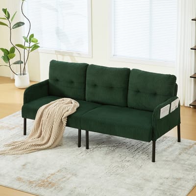 Driezitsbank van corduroy met zachte, comfortabele bekleding, een hoge rugleuning en praktische zijvakken. Stevige metalen poten en een robuuste constructie. Veelzijdig te gebruiken in de woonkamer, slaapkamer of thuiskantoor.