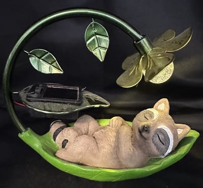 Polyresin solarlamp "slapende wasbeer" met metalen bloem - groen + meerkleurig - met 1 LED - staand model - hoogte 15 x 18 x 10 cm - Tuindecoratie - Tuinverlichting