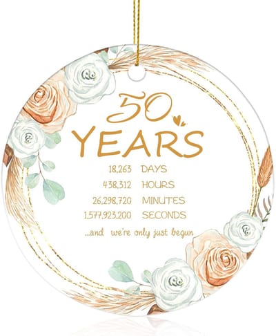 Dailygoods- Verjaardag Ornament 50 Jaar - Keramisch Jubileum Ornament - Dubbelzijdig Afgedrukt - Gouden Touw - Decoratie voor Bruiloft - Hoogwaardig Wit Keramiek