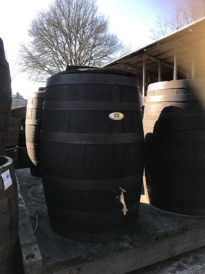 Regenton 190l. "Black Edition", gat vulautomaat, deksel, handvat, messing logo en kraan, zwart gebeitst