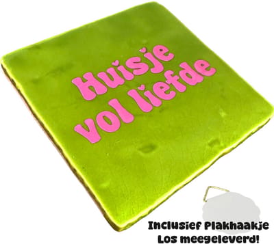 Snoes Spreuktegel – Huisje vol liefde – Frisgroen met Lichtroze – Inclusief Plakhaakje – Handgemaakt Spaans Keramiek 10x10 cm – Cadeau Samenwonen – Kleurrijk Housewarming Kado