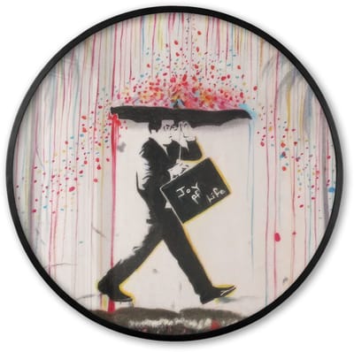 Poster in lijst Rond - Fotolijst 60x60 cm - Posters - Regen - Graffiti - Man - Banksy Style - Ronde posterlijst zwart - Decoratie - Wanddecoratie woonkamer - Muurdecoratie slaapkamer