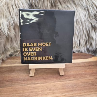 Robuust wenstegeltje - Daar Moet Ik Even Over Nadrinken – Quote Tegeltje – Wanddecoratie – Sfeervol en Persoonlijk – Trendy nu – Origineel cadeau - Met standaard – Cadeau Idee