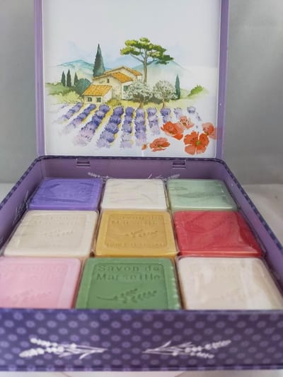 Metalen vierkant zeep blik Vue Provence met 9 gastenzeepjes - Vintage voorraadblik - Franse handzeep - Marseille zeep Marseillezeep