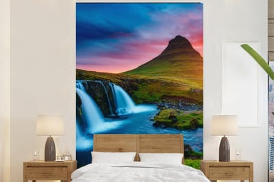Behang - Fotobehang Waterval - Berg - Mos - Zonsondergang - Natuur - Breedte 145 cm x hoogte 220 cm