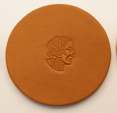 6 beige lederen onderzetters indiaan afbeelding - beige leren onderzetters - indianen onderzetters van 100% leer - leuk cadeau tip onderzetters - mooie leren onderzetters voor glazen - drinkglazen onderzetters beige - onderzetters bedrukt