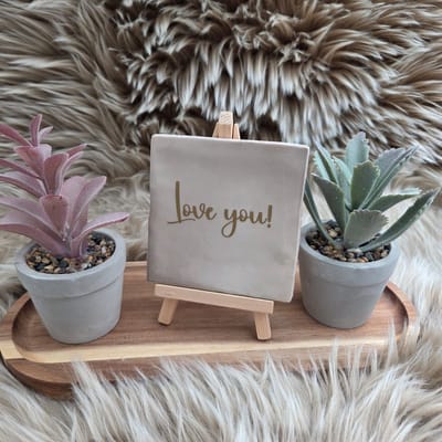 Robuust wenstegeltje - Love You! – Romantische Decoratietegel met Tekst – Perfect Cadeau voor Liefde, Valentijn en Jubileums - Trendy nu - 10x10 - Valentijnsdag - Verliefd – Liefde – Decoratief Tegeltje met Standaard – Cadeau Idee