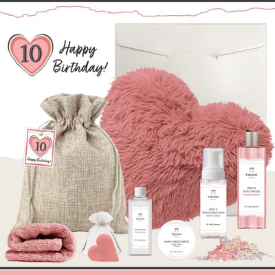 Geschenkset “10 Happy Birthday!” - 8 producten - 1220 gram - Triomf Cosmetica | Giftset voor haar 10 jaar Wellness Cadeaupakket Meisje Kussen Hartje Gefeliciteerd Verjaardag Feestje Cadeau Pakket Luxe Cadeaubox Party Girl Gift Set Roze