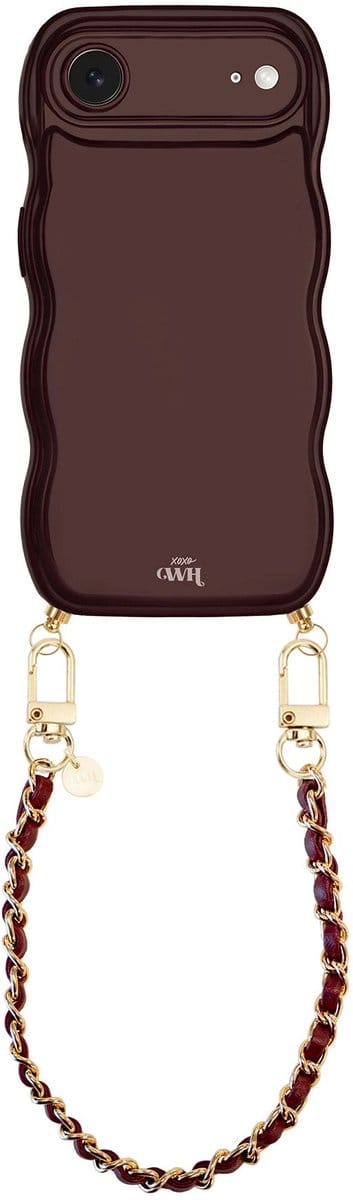 xoxo Wildhearts Glossy Wavy Cord Case Burgundy - Geschikt voor iPhone Air - Classic Chain - Kort koord - Glimmend telefoonhoesje met golven - Hoesje met koord - Bordeaux rood met gouden ketting - Telefoonkoord - Korte variant koord
