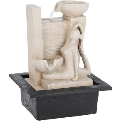 Fontaine Avec Une Yogini En Position