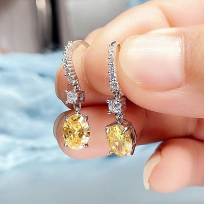 Huitan Sierlijke Hangende Oorbellen voor Vrouwen Wit/Geel/Roze Ovale CZ Hanger Dagelijks Dragen Delicate Accessoires Feest Mode Sieraden brown