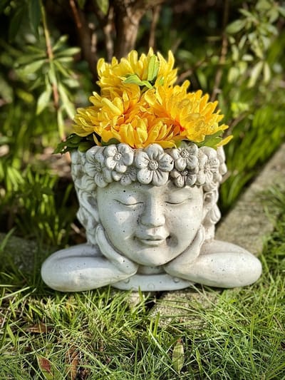 Cachepot meisjeshoofd 21 cm hoog - bloempot - magnesium - tuinmeisje - hoogkwalitatieve kunststof - decoratiefiguur - interieur - accessoire - voor binnen en buiten - cadeau - geschenk - tuinfiguur - tuinbeeldje - tuindecoratie