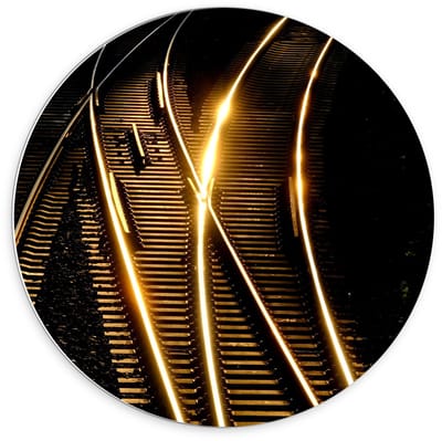 Forex Wandcirkel - Treinrails in het Donker - 70x70cm Foto op Wandcirkel (met ophangsysteem)