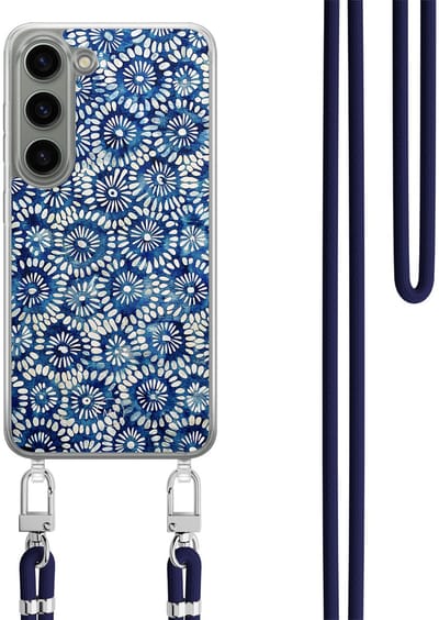 Hoesje met koord geschikt voor Samsung Galaxy S23 - Azure daisies - Inclusief Donkerblauw koord - Crossbody beschermhoes - Transparant, Blauw - Mooie Telefoonhoesjes