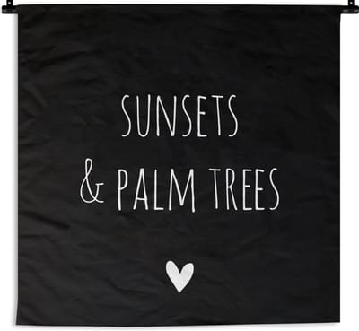 Wandkleed - Wanddoek - Engelse quote "Sunset & palm trees" met een hartje op een zwarte achtergrond - 150x150 cm - Wandtapijt