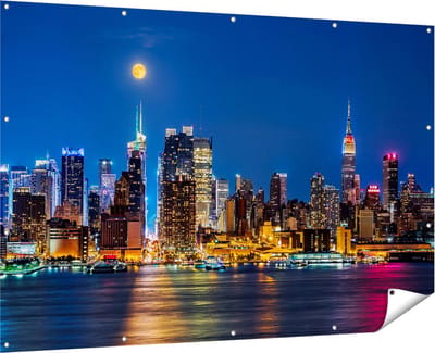 Gards Tuinposter Verlichte Skyline van New York met Volle Maan - 180x120 cm - Tuindoek - Tuindecoratie - Wanddecoratie buiten - Tuinschilderij