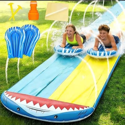 Grote Tuinschommel met Waterglijbaan 480 x 140 cm, Inclusief 2 Bodyboards en Verstelbare Sprinkler voor Zomerplezier in de Tuin en Op het Gras