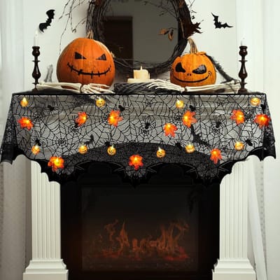 Zwarte Halloween Vuurkorf Decoratie met Esdoornbladeren en Sfeervolle Lichten voor Herfstfeesten en Buitenactiviteiten