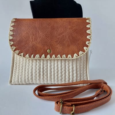 Crossbody tas - creme/bruin - raffia bewerking - winttersale - PU leer (vegan) - diervriendelijk product - extra voordelig - katoen - magneet sluiting - schouderband