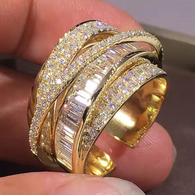 Huitan Luxe Goudkleur Openingsringen voor Vrouwen Multi Kruis Design Moderne Mode Damesaccessoires Bling Bling CZ Sieraden resizable beige