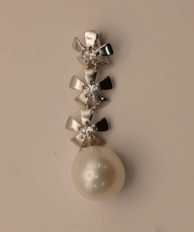 Zilveren hanger 3 bloemen onder elkaar met een witte parel - sterling zilveren hanger bloempjes met zoetwater parel - 925 zilveren bloemen hanger - meerder bloemen onder elkaar hangertje voor aan ketting