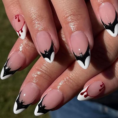 24 Stuks Halloween Press On Nails Amandelvormig Medium Kunstnagels Nude Roze Franse Nepnagels met Schattige Vleermuizen voor Vrouwen en Meisjes