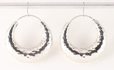 Gehamerde zilveren oorringen - ø 32 mm.