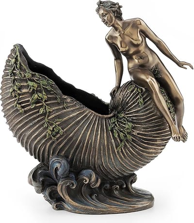 Veronese Design - Meisje zittend op Nautilusschelp beeldje - Art Deco Stijl - Zeer gedetailleerd en mooi - (hxbxd) ca. 24,5cm x 22cm x 15cm