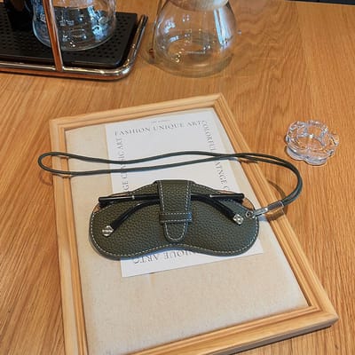 Neck Strap Glasses Case – PU Leather Eyeglasses Pouch for Men & Women, Lightweight Sunglasses & Reading Glasses Holder, Protective Soft Glasses Storage Bag.Legergroen-17*8cm