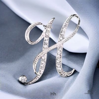 Luxe Strass | H | Letter Broche Zilverkleurig met Zirconia Steentjes – Unisex Cursieve Initialen Pin Diverse Maten Voor Heren & Dames