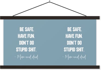 Posterhanger incl. Poster 60x30 cm - Schoolplaat - Kinderen - Quotes - Mama - Be safe have fun. Don't do stupid shit - Mom and dad - Textielposter - Zwarte latten