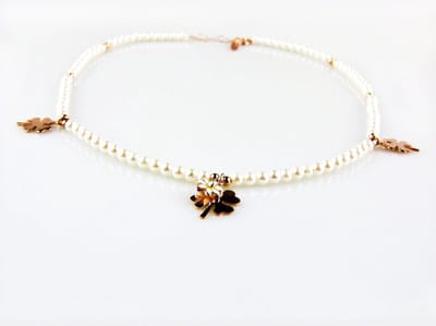 model Filo ketting witte pareltjes en zilveren klavers roze verguld