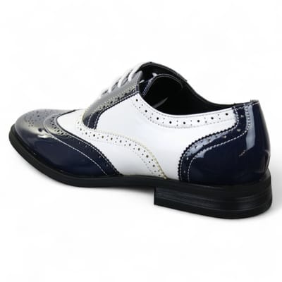 Herenschoenen met vetersluiting in marineblauw en wit, in de kleur 'Brogues'