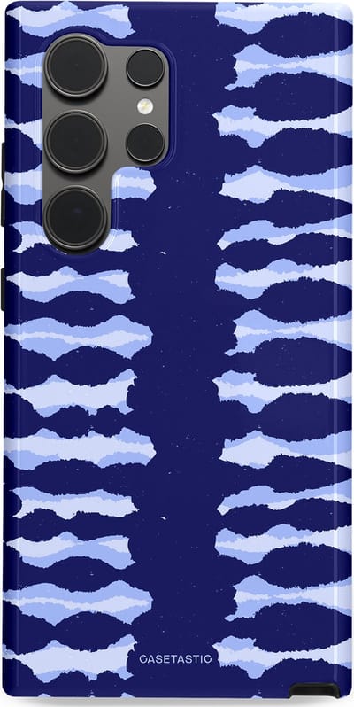 Casetastic Hoesje Geschikt voor Samsung S24 Ultra - Stijlvolle Beschermende Duo-layer Case - Golven in blauw