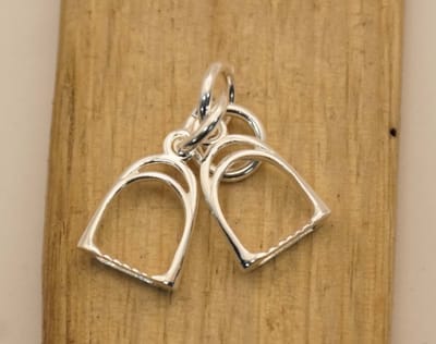 zilveren hanger van stijgbeugels - hanger stijgbeugels van 925 zilver - paarden stiigbeugel aan een zilveren hanger van 925 zilver - leuke hanger voor paardrijders - paarden sport hangers van zilver - hangers paardensport gerelateerd