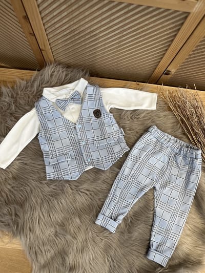 luxe baby pak -jongensset-jongenspak- drie delige katoenen baby set- vest (gilet), broek ,poloshirt met strikje-kleur lichtblauw zwart wit -18 tem 24 maanden maat 92