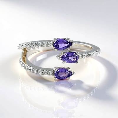 Cavill - Elegante damesring 925 Sterling Zilver met Platina Coating - Paarse Ceylon Saffier 0,653 ct Druppelvorm - Zirkonia 0,356 ct