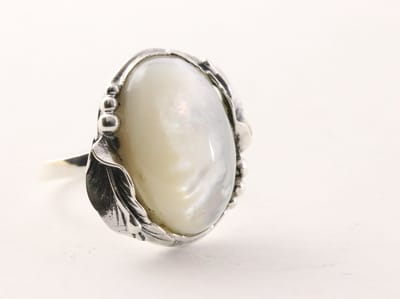 Bewerkte zilveren ring met parelmoer - maat 18