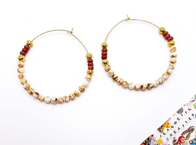 Jeannette-Creatief® - Beach - Koraal - Oorbellen - Hoops - Statement Oorbellen - Bewerkte schelpkralen - Sandstone Kralen - Electroplated Lavakralen goud