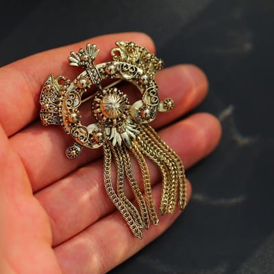 Damesbroche met vintage paleiskwastje, elegante kledingaccessoires, speldjes voor banketten, feesten, jassen en pakken. brown