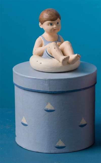 Jongen op doos, blauw Ø15x24cm