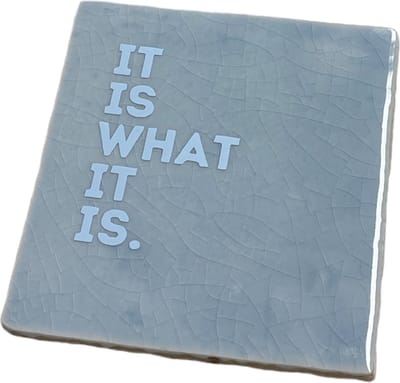 Hippe tegeltje met tekst: It is what it is | Serenity met pastel blauw | Gepersonaliseerde cadeau | Hippe Spreuktegel | Nieuwe woning cadeau | Housewarming cadeau