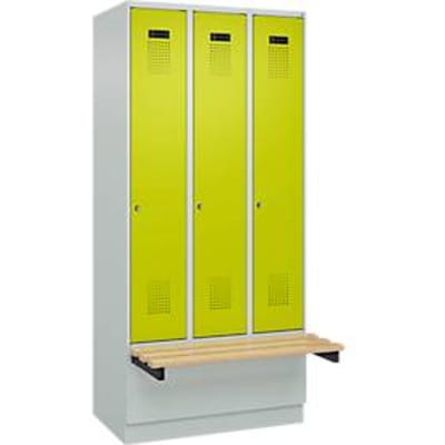 C+P Evolo Plus garderobekast, 3 vakken van elk 300 mm breed, sokkel, zwevende bank, B 900 x D 815 x H 1950 mm, cilinder, lichtgrijs/kleedgroen