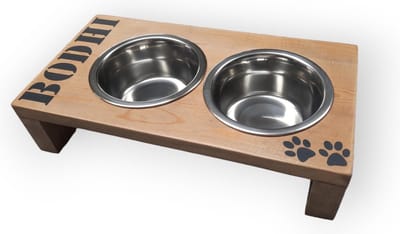 Persoonlijke houten voerbak waterbak voor kleine hond of kat poes met eigen naam robuust bruin