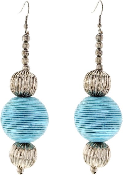 Behave Boho Oorbellen – Handgemaakt met Lichtblauw Touw en Zilverkleurige Kralen