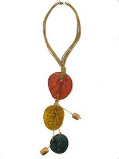 Behave - Korte ketting met houten kralen en koord in oranje, geel, blauw 40 cm